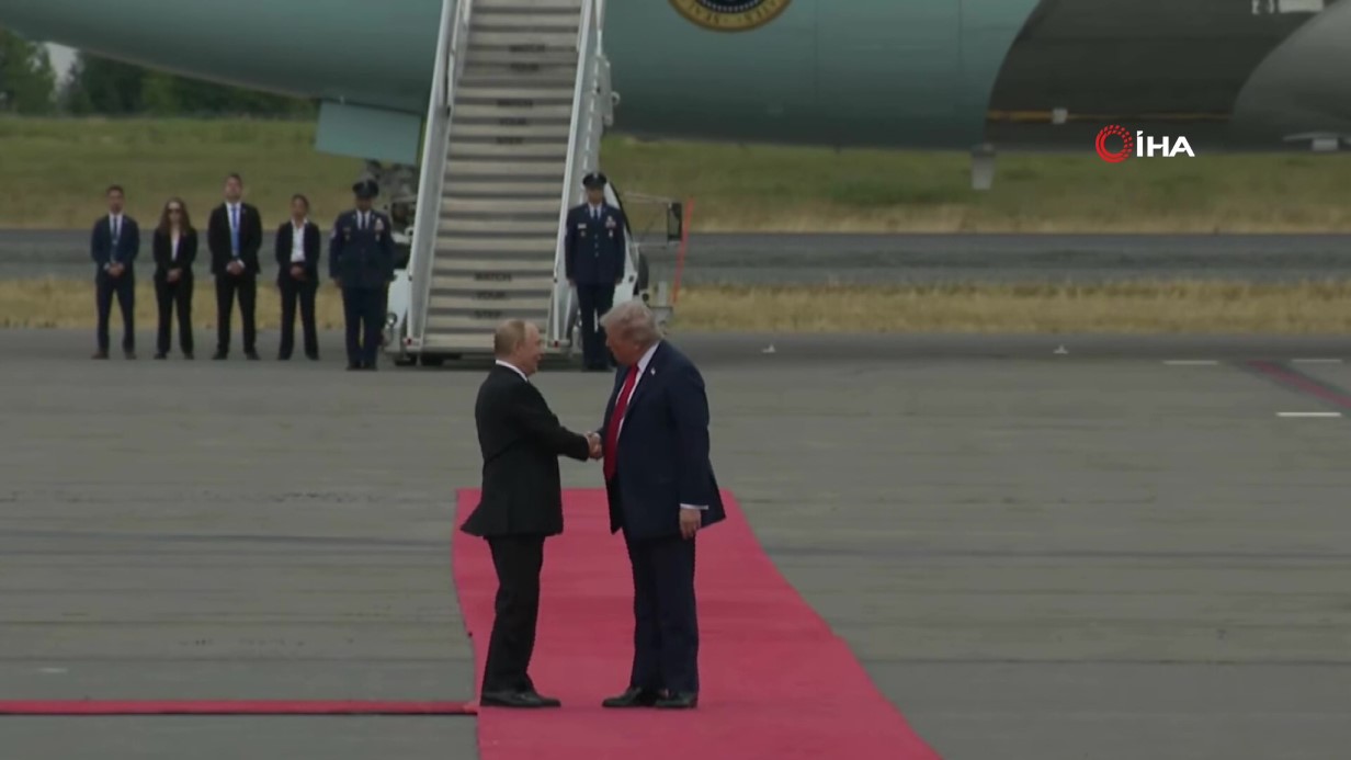 Trump, Alaska’da Rusya Devlet Başkanı Putin’i Karşıladı