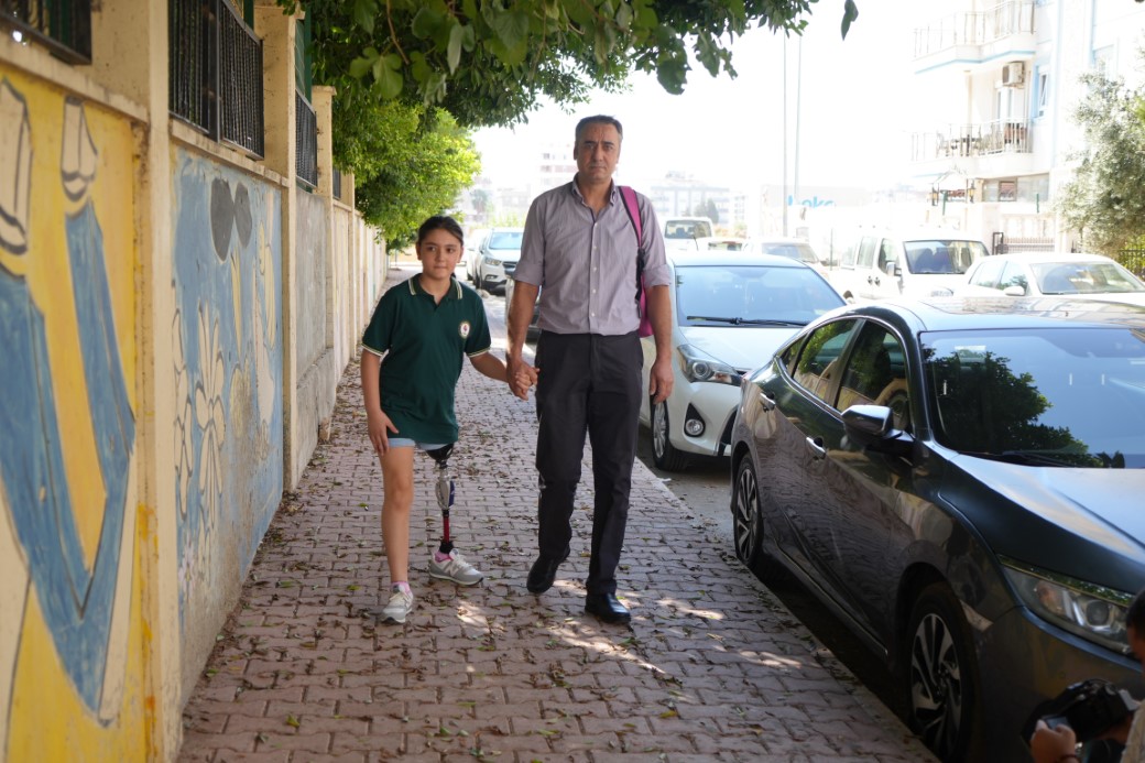 12 Yaşındaki Özge Yeni Protezine Kavuştu: Okulda Yeni Bir Başlangıç