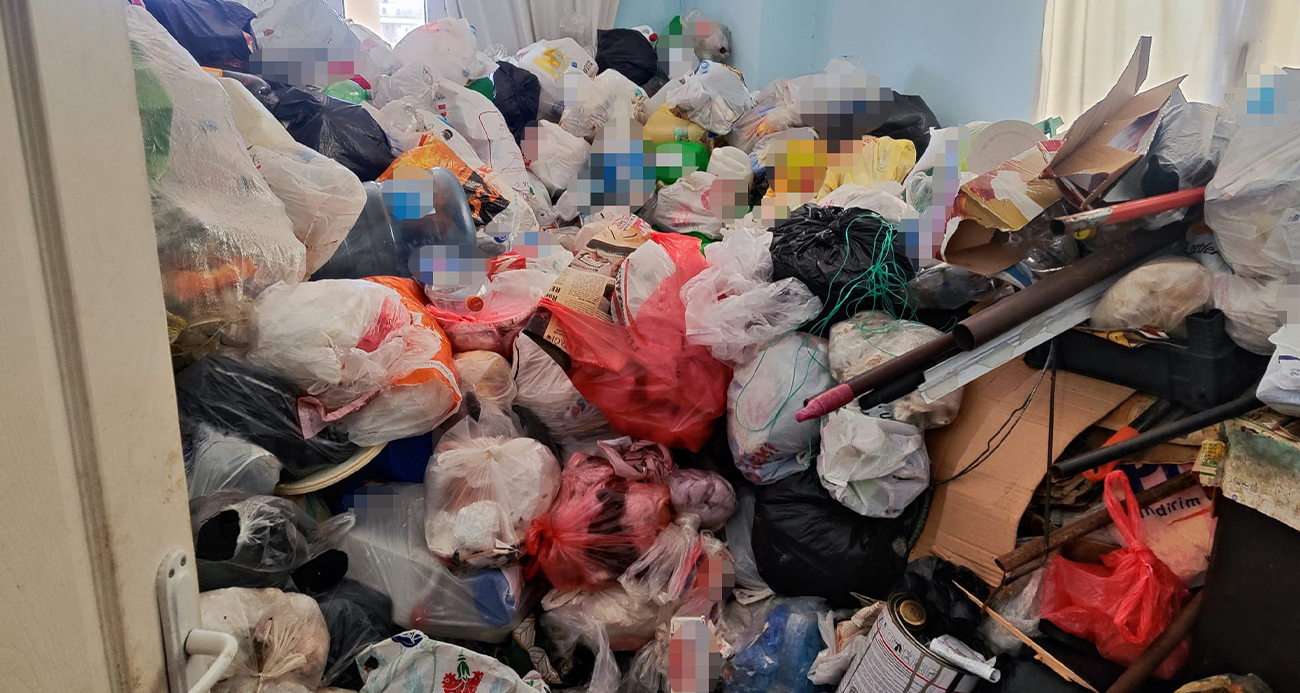 Adana’da Bir Apartman Dairesinden İki Kamyon Dolusu Çöp Çıktı