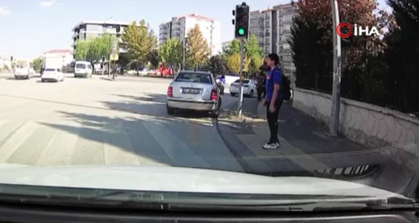 Ankara Sincan’da Kontrolden Çıkan Araç Okul Duvarına Çarptı: Öğrenci Son Anda Kurtuldu
