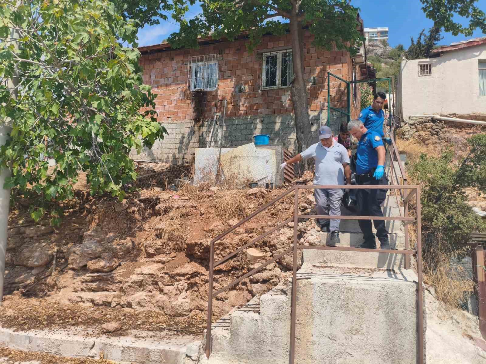 Antalya’da Geceyarısı Trajik Kaza: Yaşlı Adam Merdivenlerden Düşerek Hayatını Kaybetti