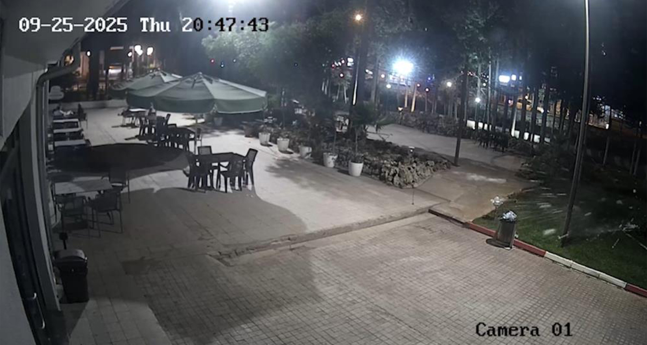 Antalya’da Gökten Buz Kütlesi Düşme Anı Güvenlik Kamerasında