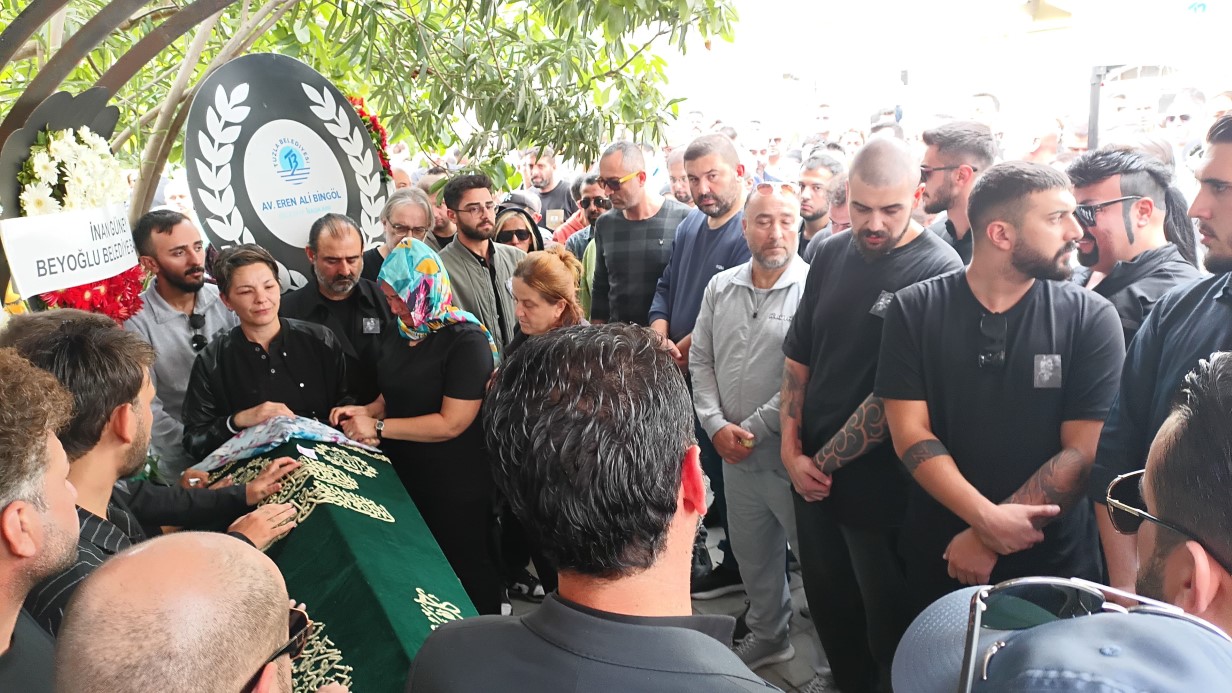 Arabesk Müziğin Değerli İsmi Güllü’nün Acı Günü: Kızı Cenaze Töreninde Gözyaşlarına Boğuldu