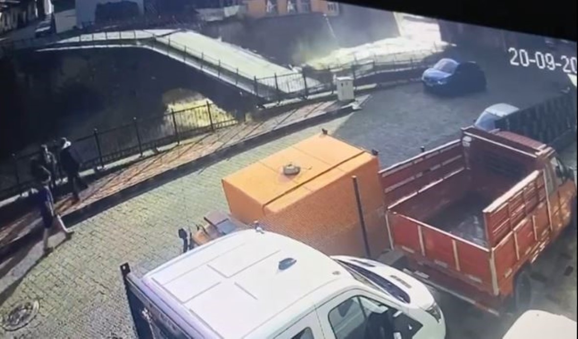Artvin Borçka’da Tarihi Köprü Sel Sularına Teslim Oldu