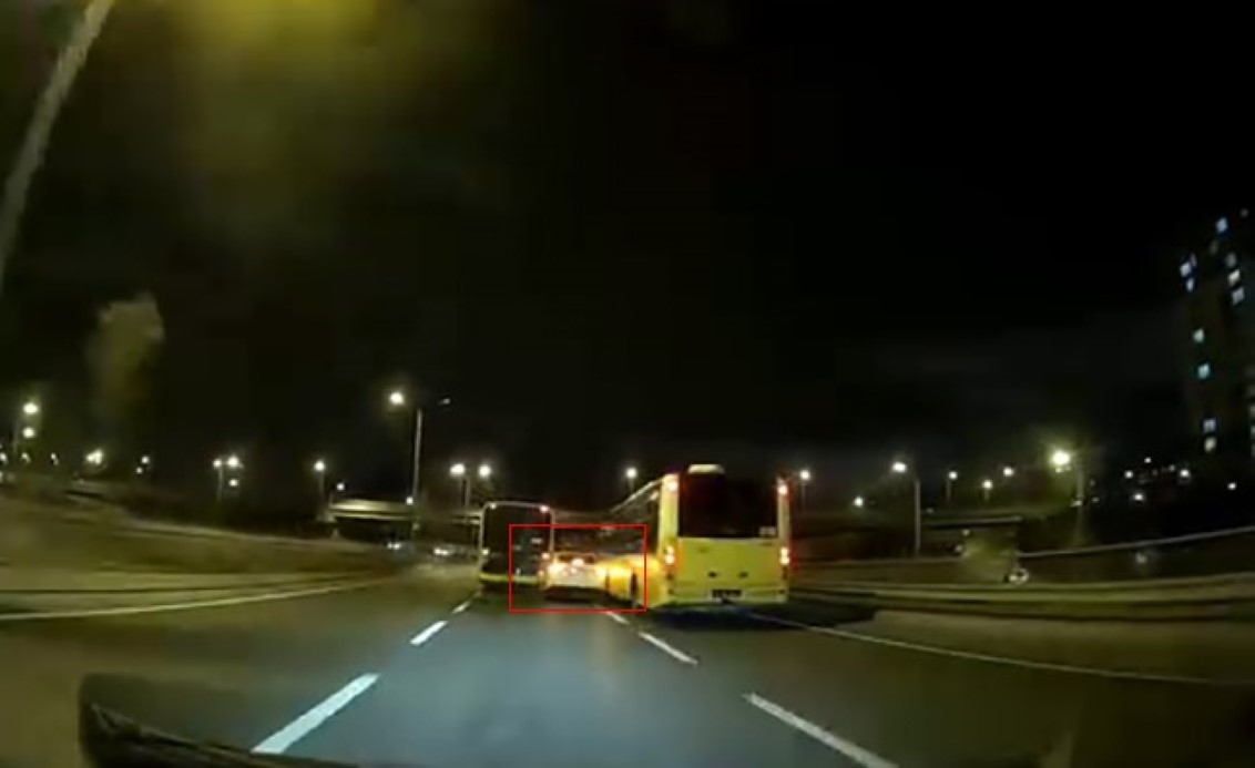 Başakşehir’de Trafik Kazası: Makas Atan Otomobil İki Otobüse Çarptı