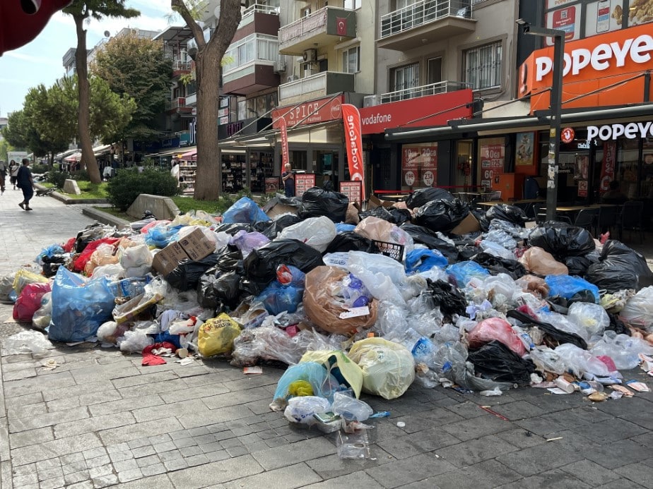 Buca’da Çöp Krizi Büyüyor: Vatandaşlar ve Esnaf Tepkili