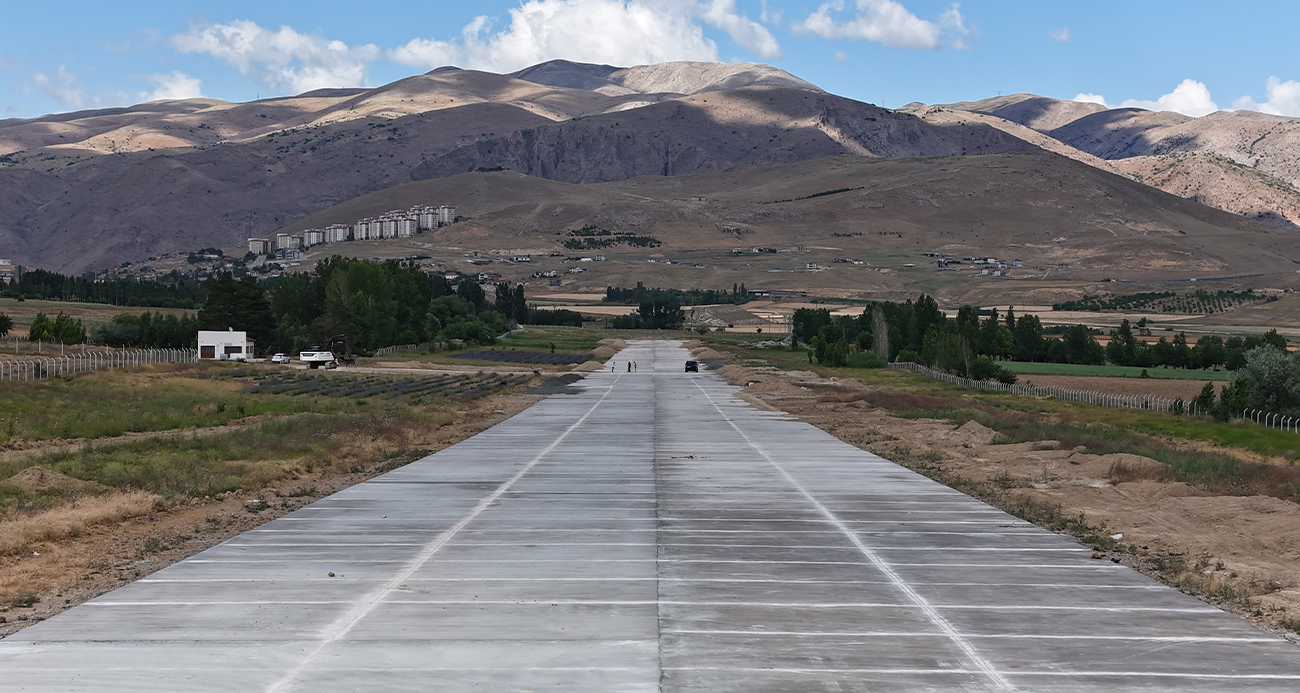 Divriği Havaalanı Tarihi Bir Anı Yaşattı: 84 Yıl Sonra İlk Uçuş!