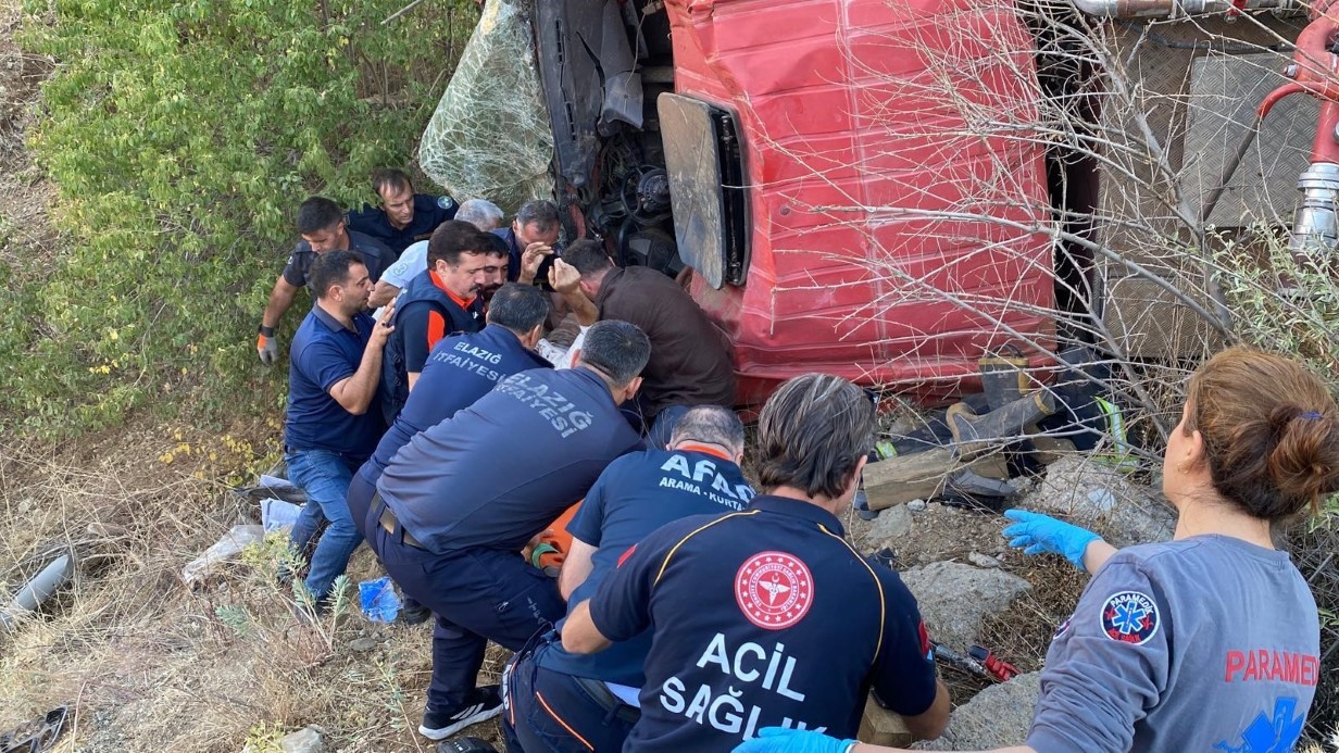 Elazığ’da İtfaiye Aracı Şarampole Devrildi: 2 Yaralı