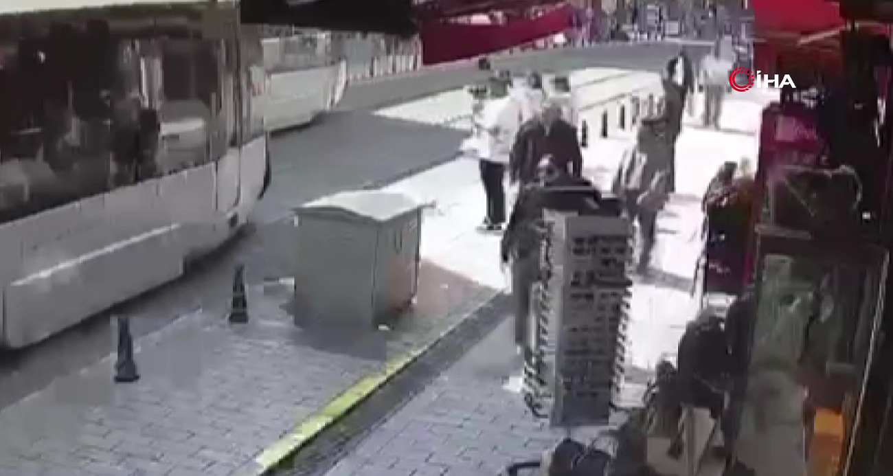 Fatih Beyazıt’ta Tramvay Kazası: Yaya Ağır Yaralandı