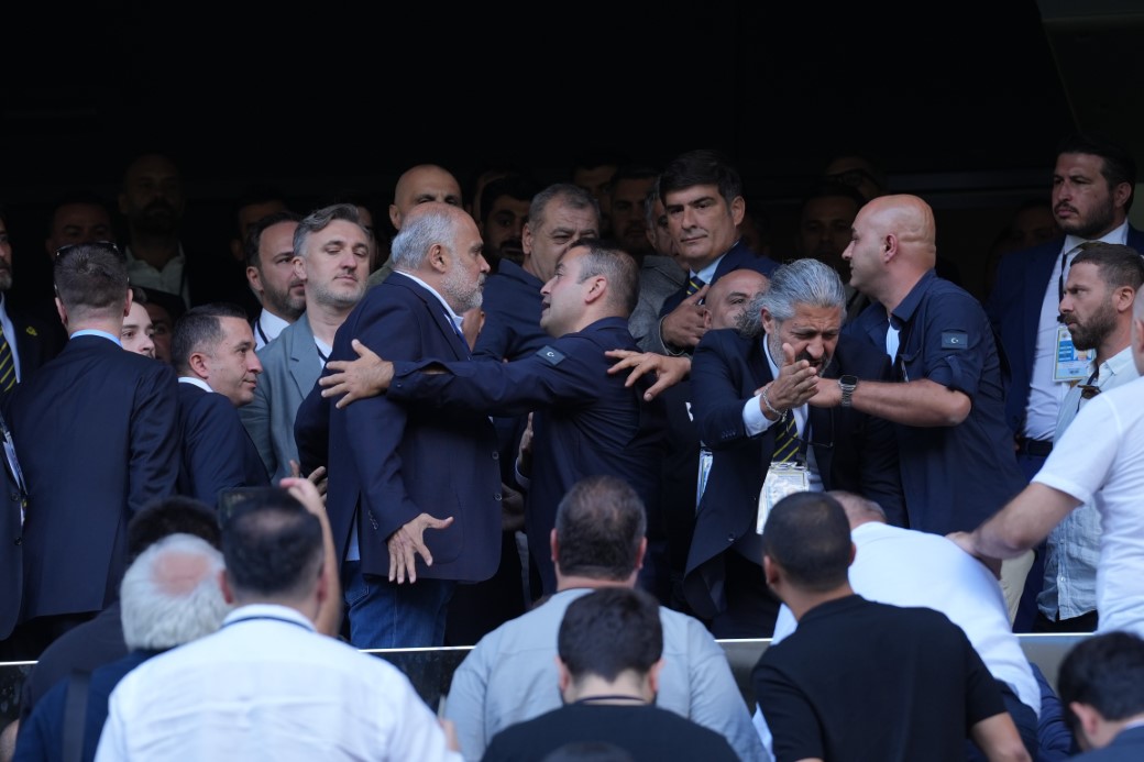 Fenerbahçe Olağanüstü Genel Kurulu’nda Tansiyon Yükseldi