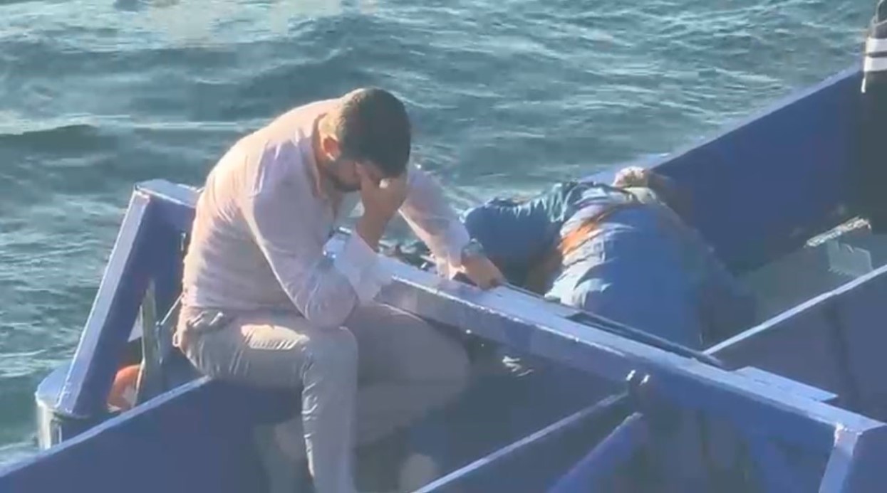 Galata Köprüsünden Denize Düşen Kadın, Cesur Vatandaş Tarafından Kurtarıldı