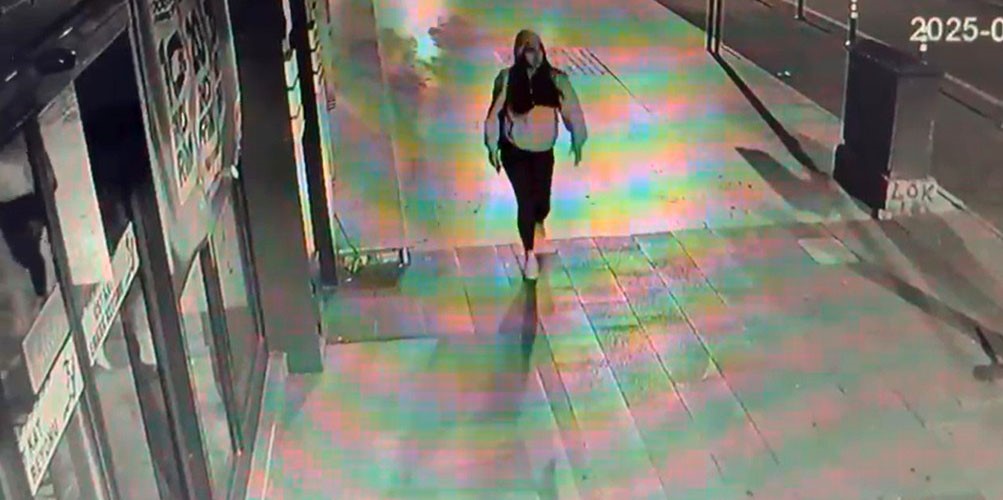 Isparta’da Kontrolden Çıkan Otomobil İşletmeye Girdi: Genç Kız Son Anda Kurtuldu