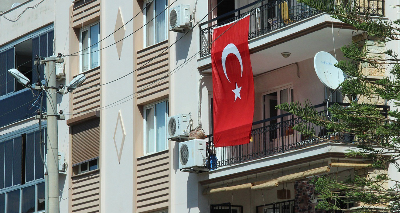 İzmir Balçova’da Şehit Düşen Polisler İçin Sokak Türk Bayraklarıyla Süslendi