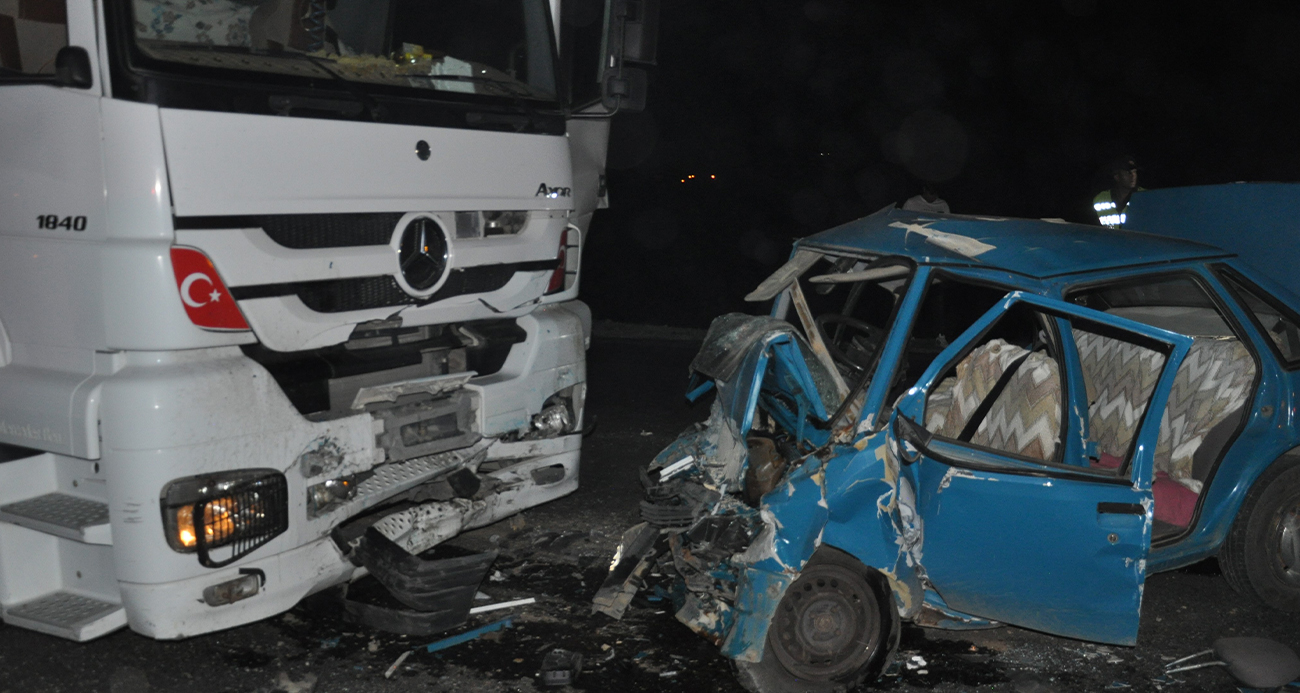 Kahramanmaraş’ta Kafa Kafaya Çarpışan Tır ve Otomobil: 3 Ölüm, 1 Yaralı