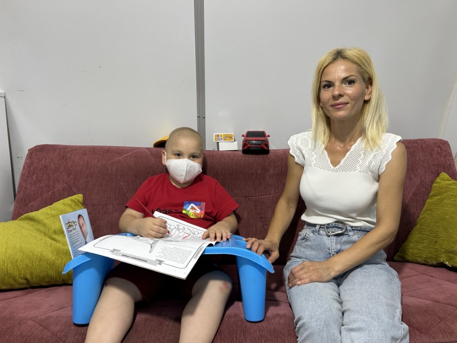 Kanserle Savaşan Anne, Çocuğunun Yanında Olmak İçin Kendi Tedavisini Yarıda Bıraktı