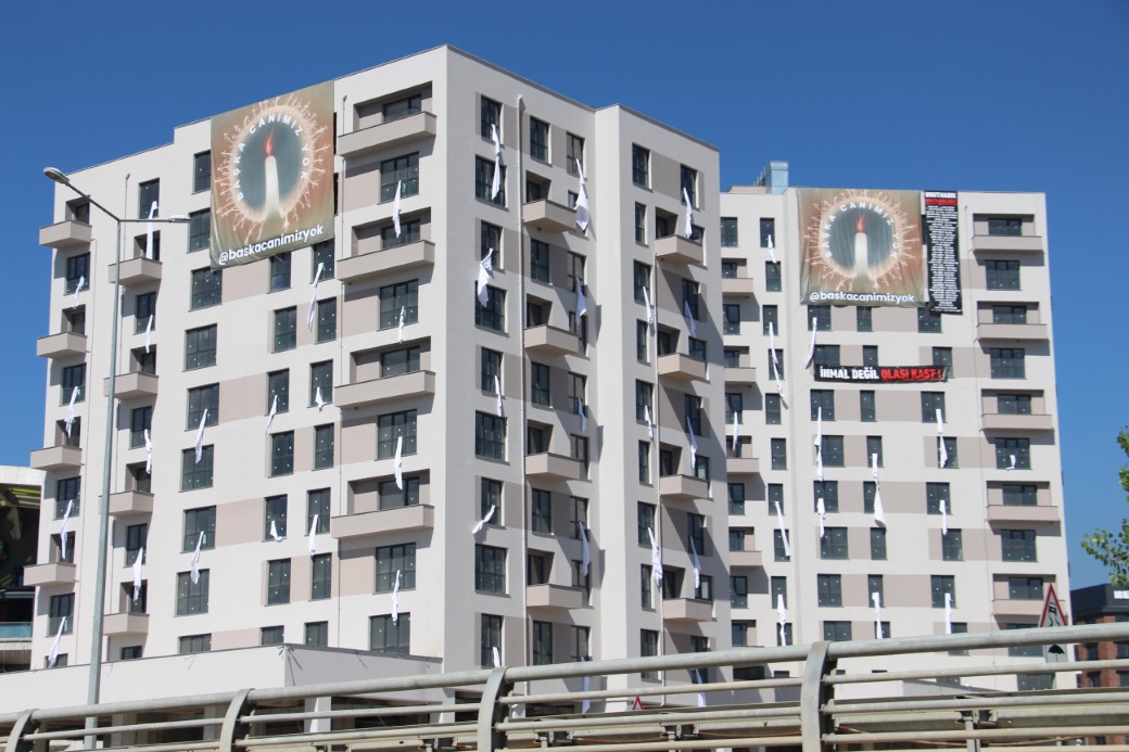 Kartalkaya Otel Yangını Mağduru Farkındalık İçin Beyaz Çarşaflar Astı