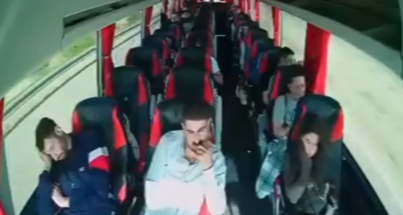 Kırşehir’de Yolcu Otobüsü ile Kamyonet Çarpıştı: Anlar Kamera Tarafından Kaydedildi