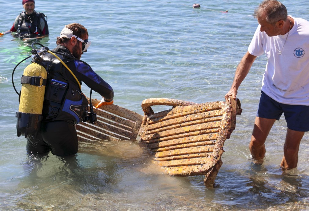 Konyaaltı Sahili’nde Büyük Temizlik: Çeşitli Atıklar Denizden Çıkarıldı