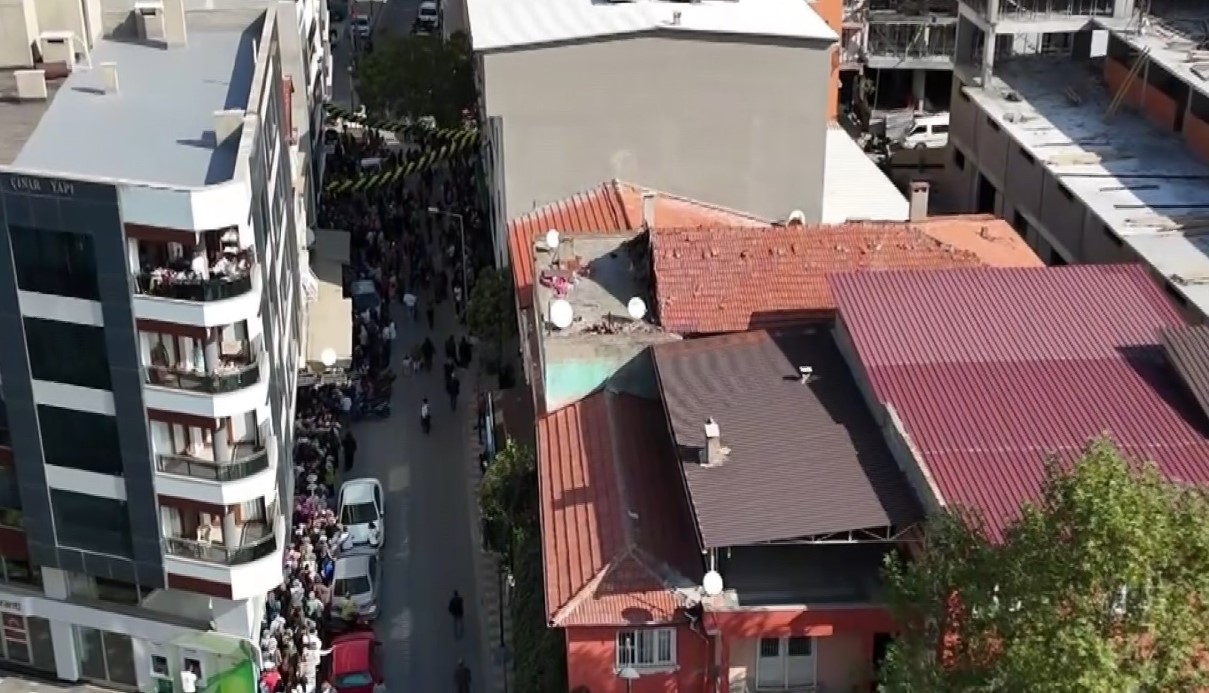 Manisa Soma’da Mağaza Açılışında Büyük İzdiham