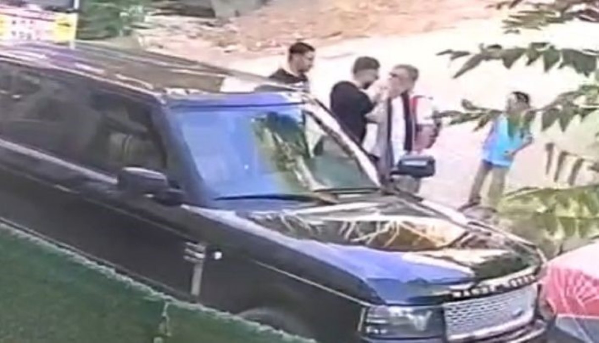 Okula Giden Çocukların Önünde Baba Şiddete Uğradı