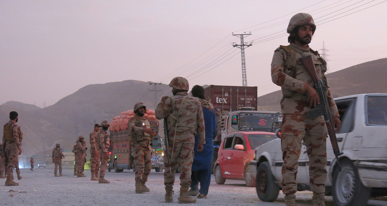 Pakistan’da Şiddetli Çatışma: 12 Asker ve 13 Terörist Hayatını Kaybetti