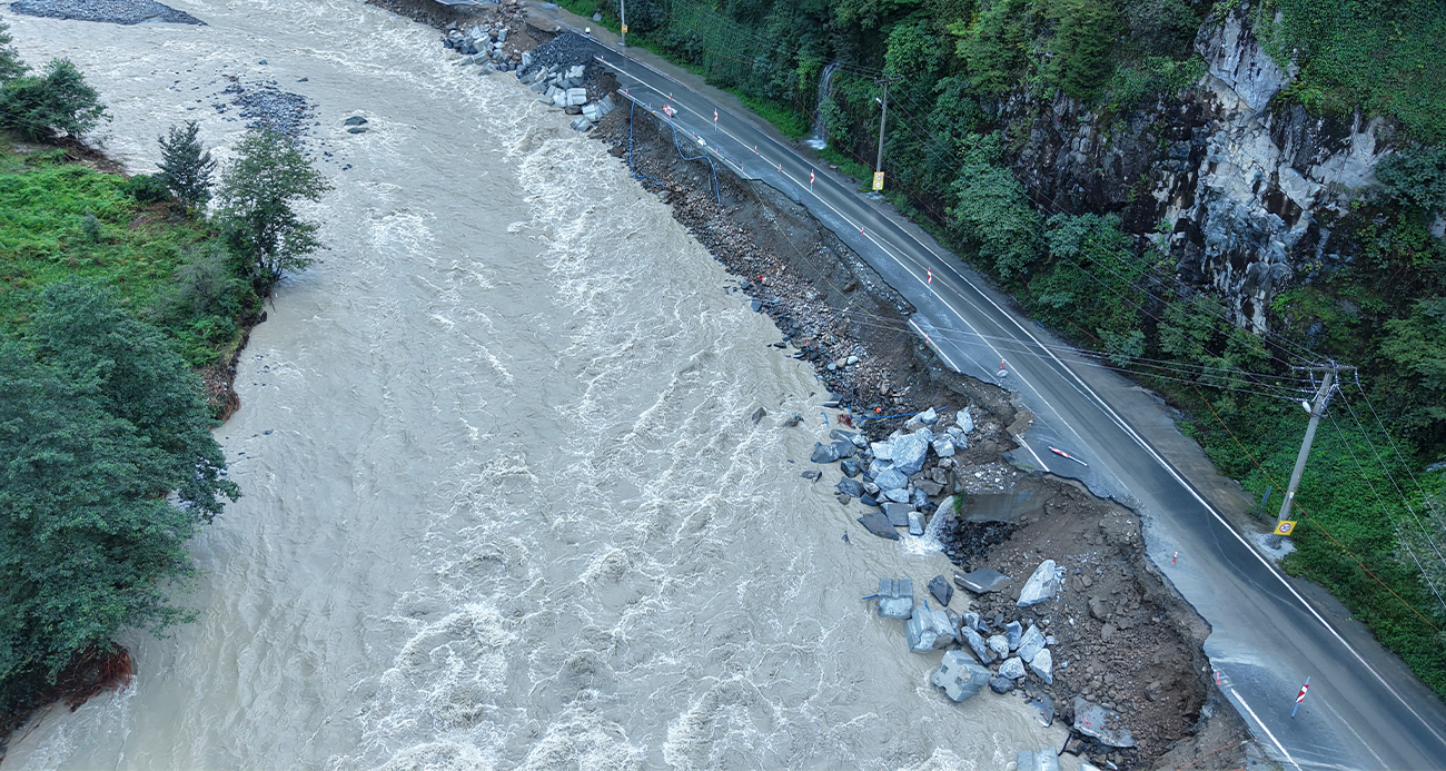 Rize’de Ardeşen-Çamlıhemşin Yolunu Kapatan Heyelan