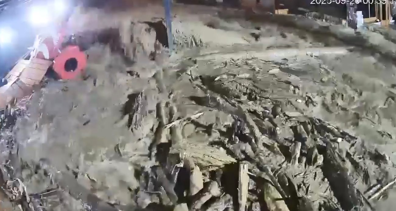 Rize’de Sel Felaketi Güvenlik Kameralarına Yakalandı!