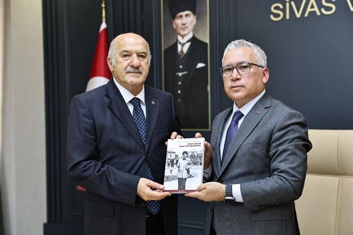 Sivaslı Duayen Gazeteci Sirer Doğan’ın 55 Yıllık Anıları Kitap Oldu