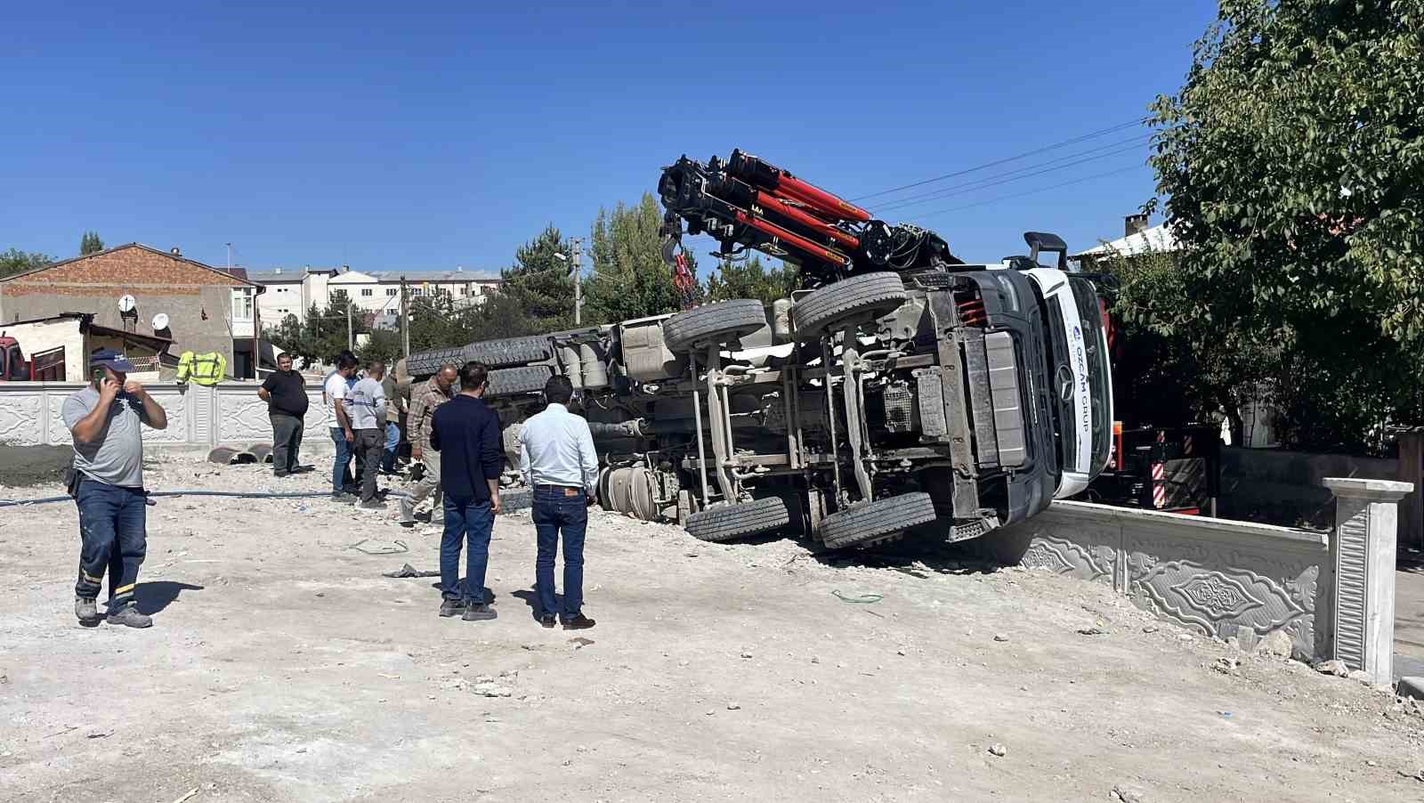 Sivas’ta Beton Mikseri Kazası: Sürücü Yaralı