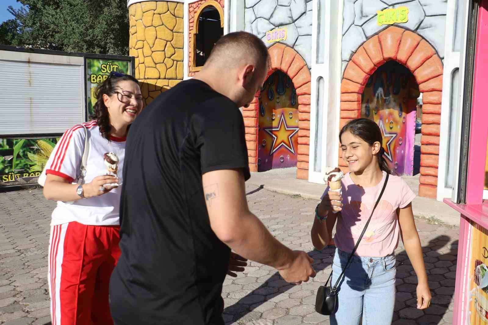 Sivas’ta Çocuk Sahibi Olamayan Çift, Evlilik Yıl Dönümlerini Lunaparkta Kutladı