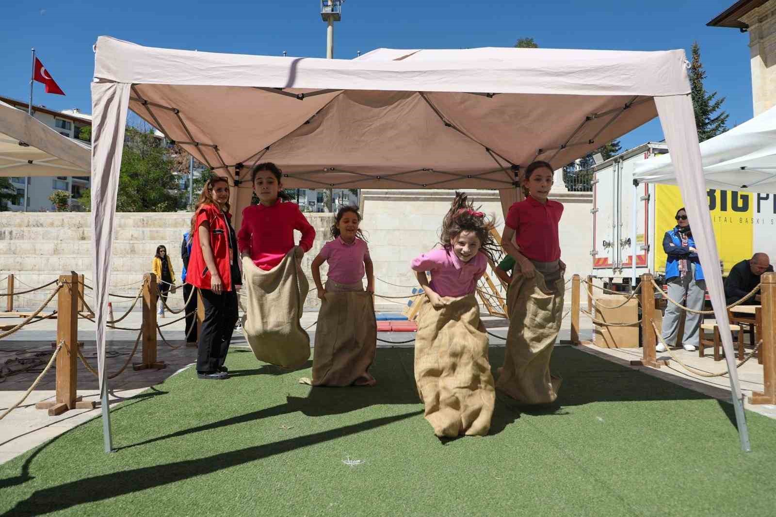 Sivas’ta Çocuklar Geleneksel Oyunlarla Neşelendi