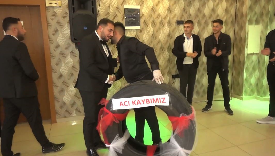 Sivas’ta Düğünde Sıra Dışı Hediye: Tır Lastiği