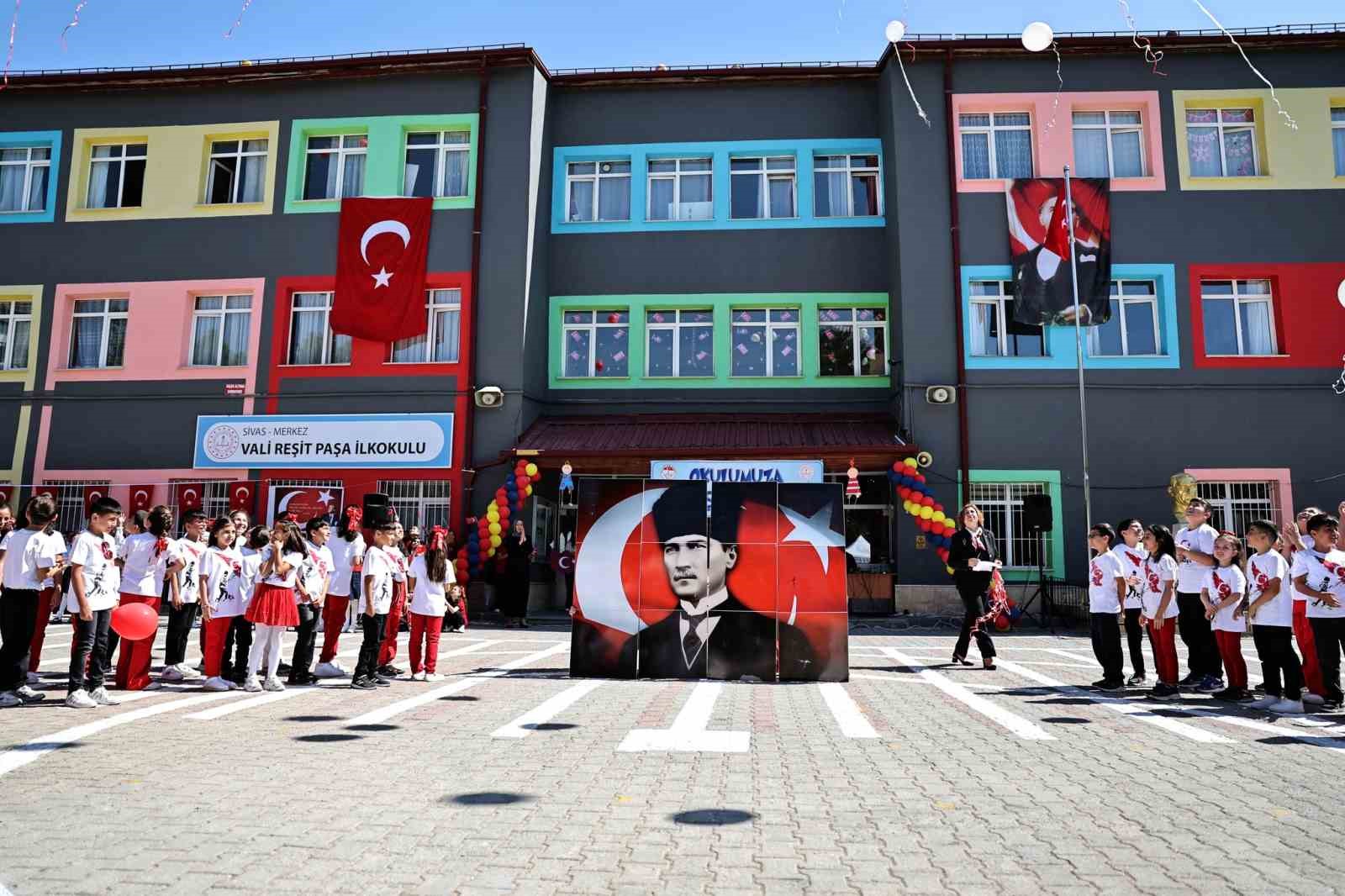 Sivas’ta İlköğretim Haftası Coşkuyla Kutlandı