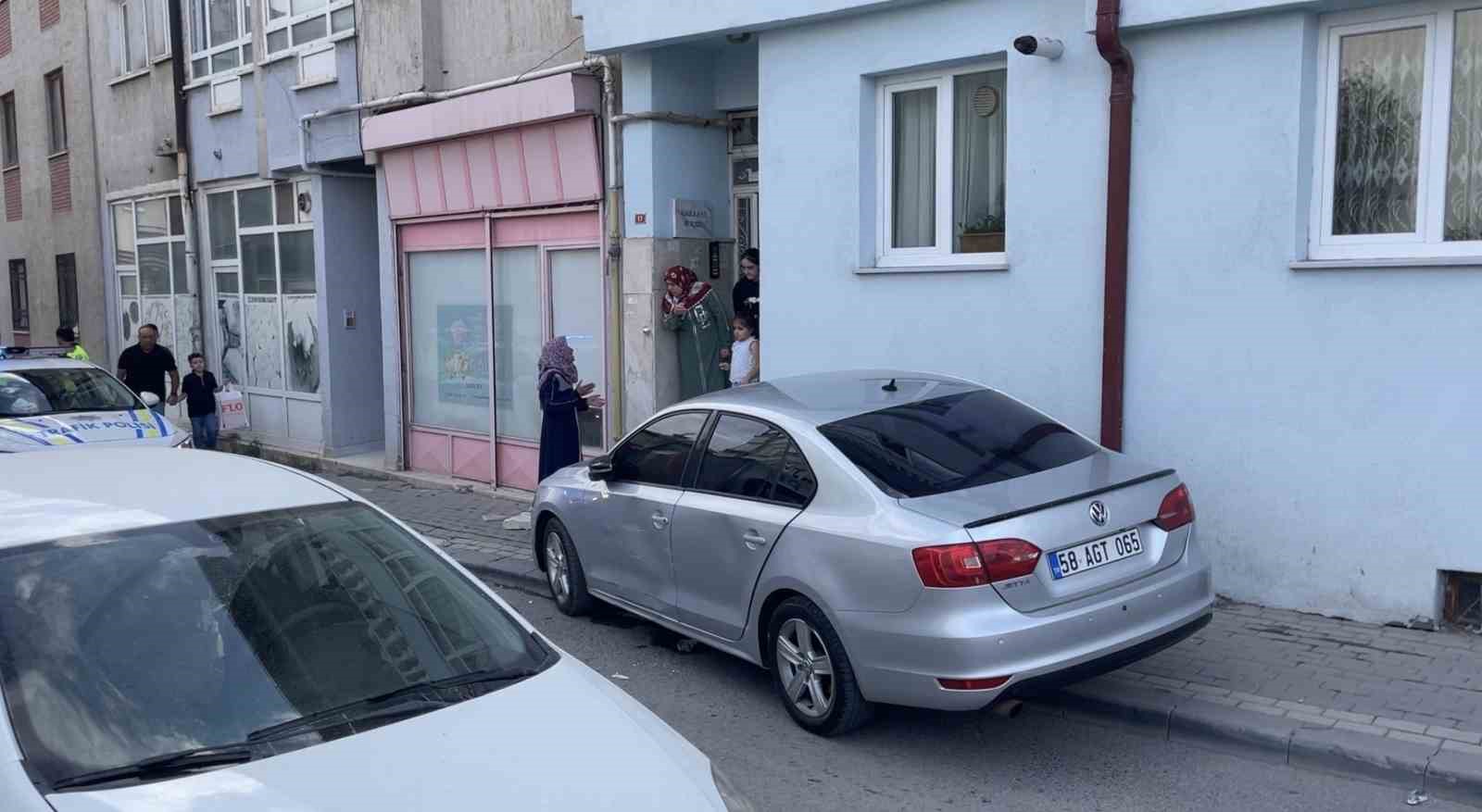 Sivas’ta Polis Takibinden Kaçan Araç Apartmana Çarptı: Sakinler Deprem Sandı