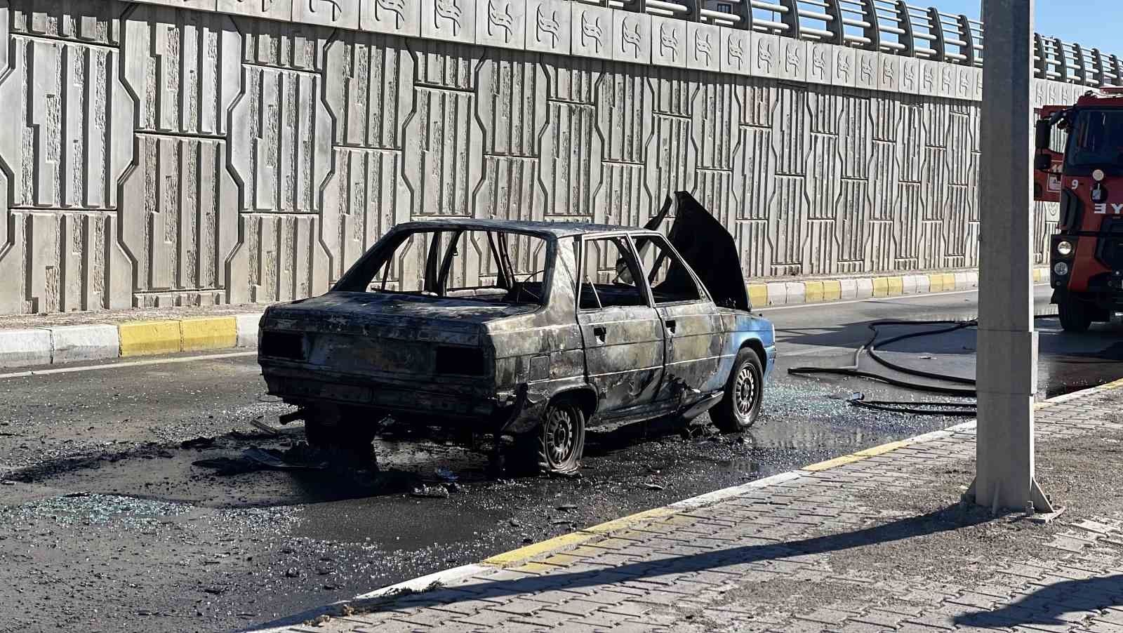 Sivas’ta Seyir Halindeki Araç Alevlere Teslim Oldu