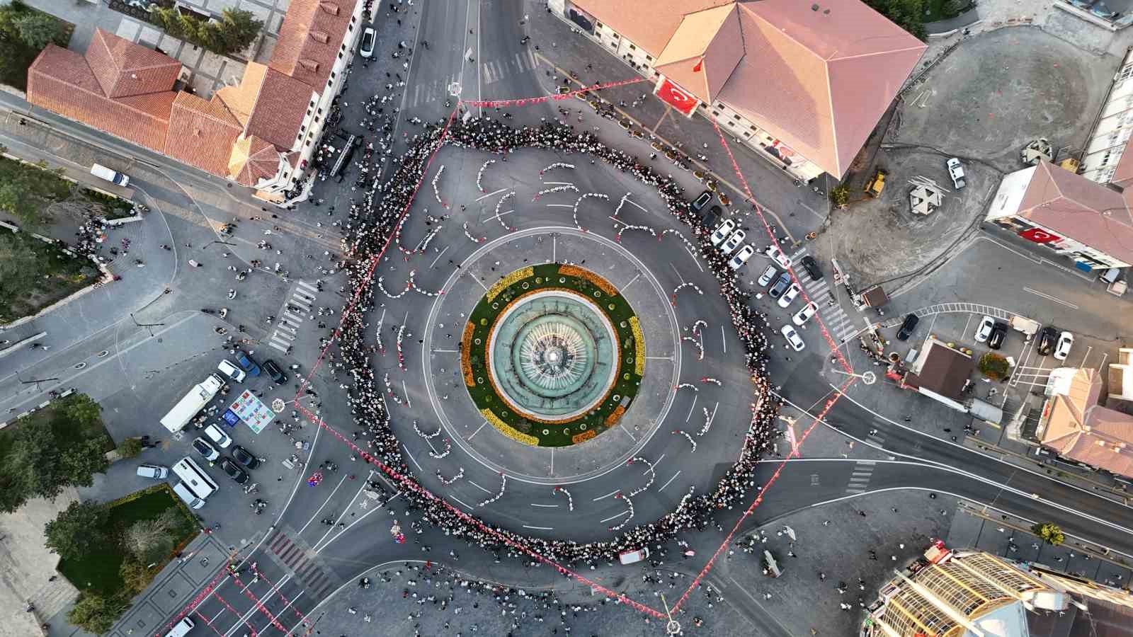 Sivas’ta Tarihi Gün: Bin 58 Kişi Eşsiz Bir Halayla Buluştu