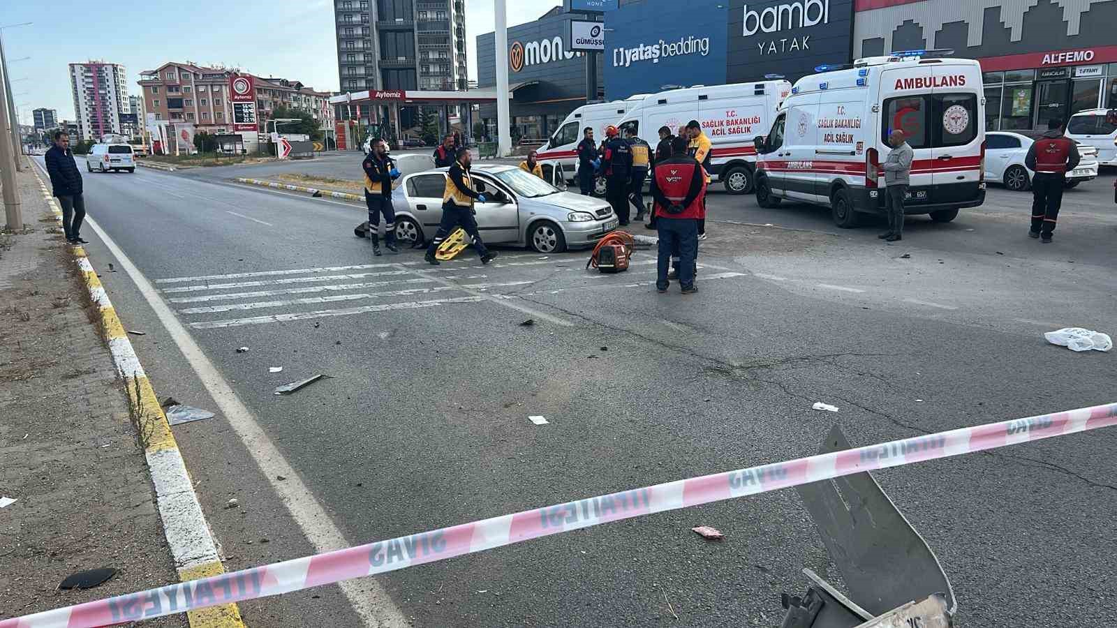 Sivas’ta Trafik Kazası: Bir Kişi Hayatını Kaybetti, Üç Kişi Yaralandı