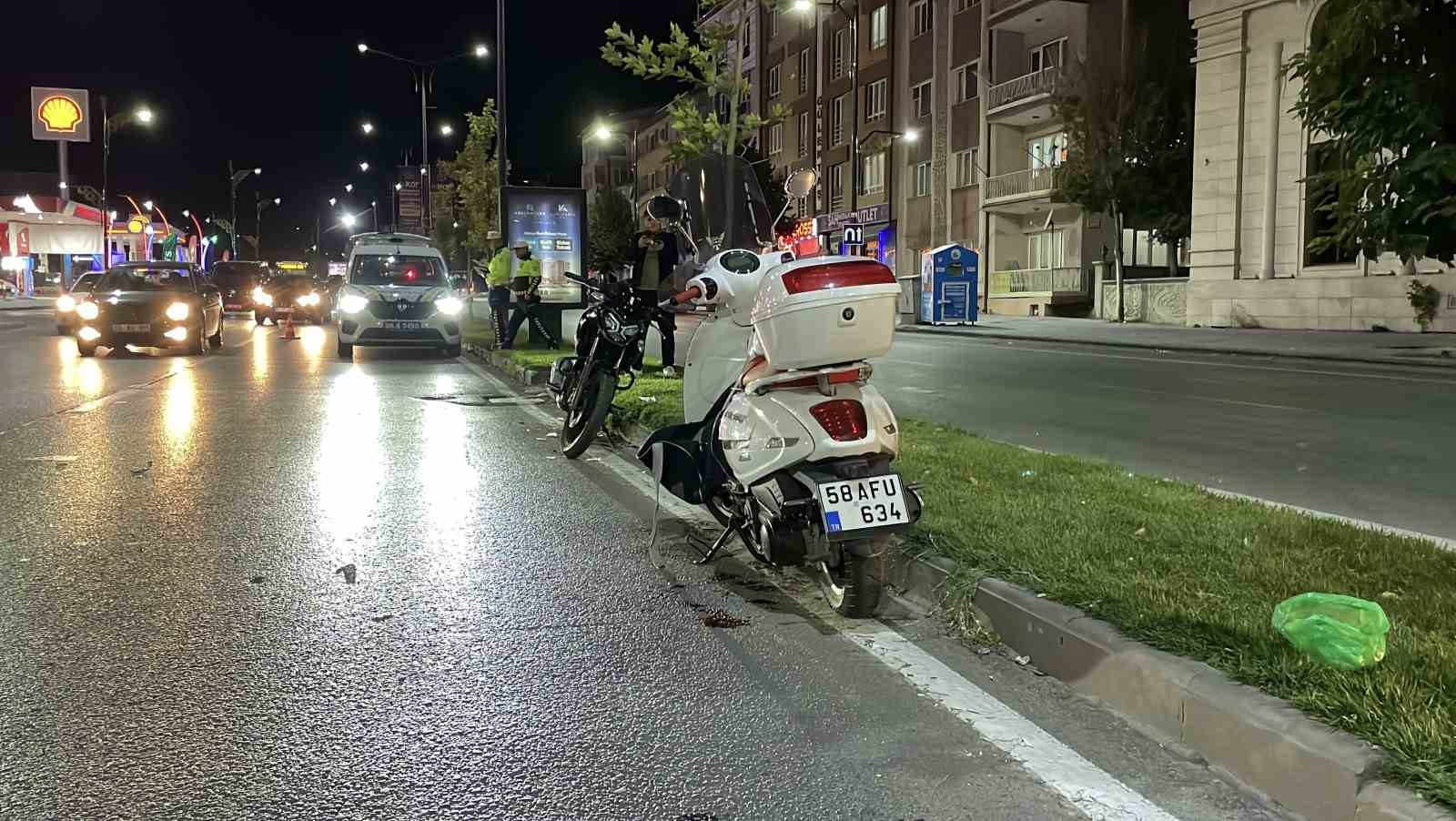 Sivas’ta Trafik Kazası: İki Motosiklet Çarpıştı, 2 Yaralı