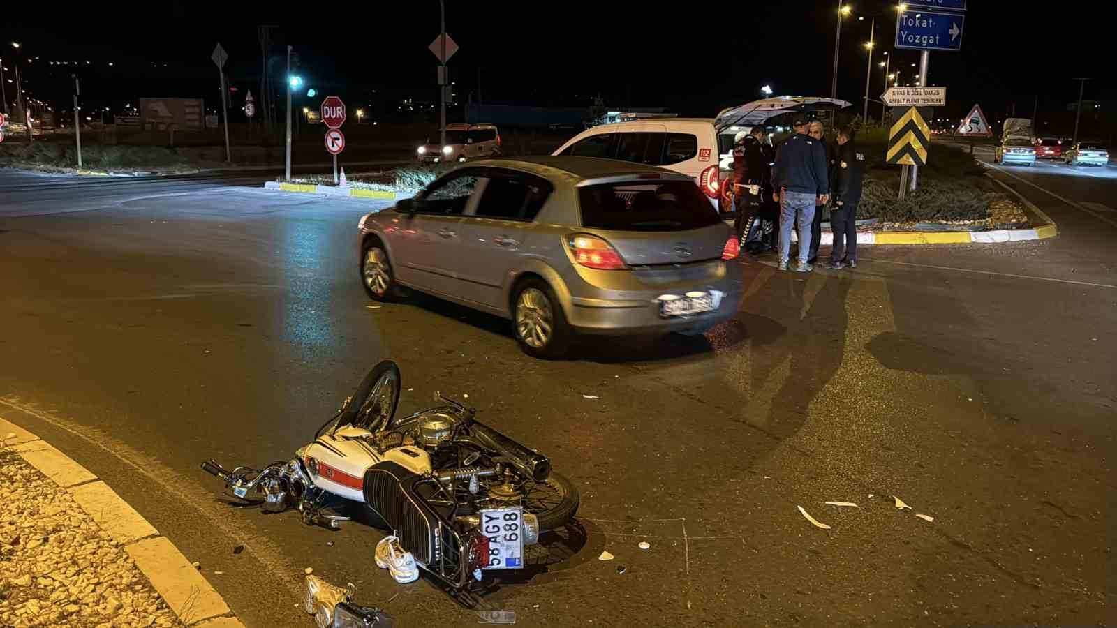 Sivas’ta Trafik Kazası: Motosiklet Sürücüsü Ağır Yaralı