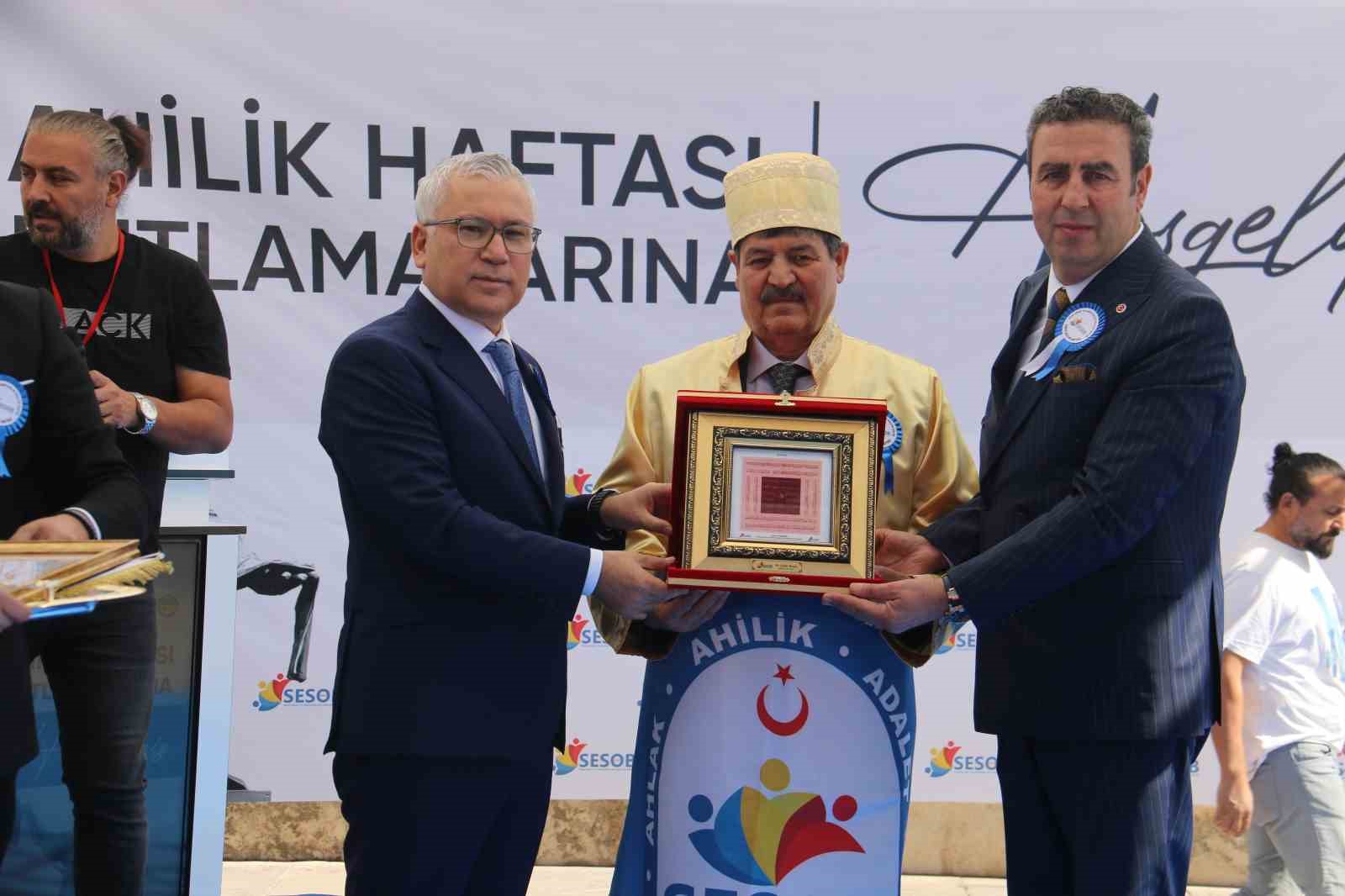 Sivas’ta Yılın Ahisi, Ödülünü TSK’ya Bağışladı