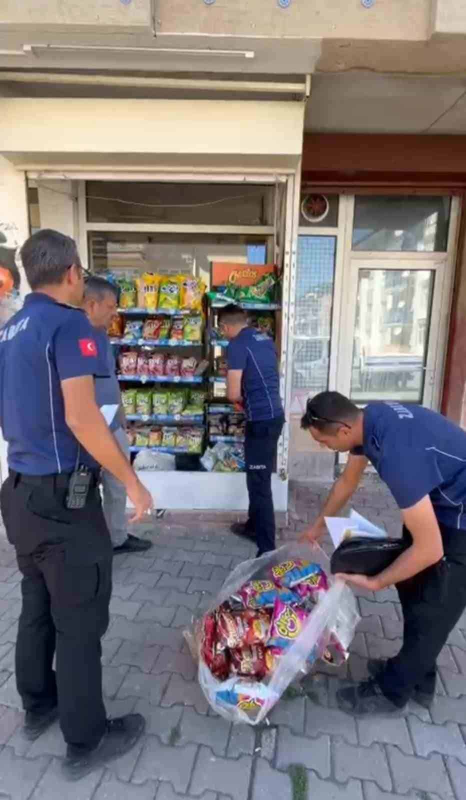 Sivas’ta Zabıta Ekiplerinden Sahte Etiket Operasyonu: Son Tüketim Tarihi Geçmiş Cipslere El Konuldu