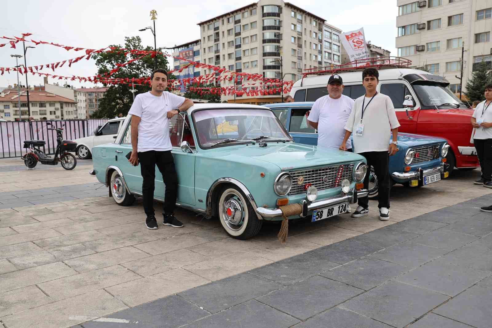 Sivas’ta Zamanı Aşan Klasik Otomobiller Göz Kamaştırdı