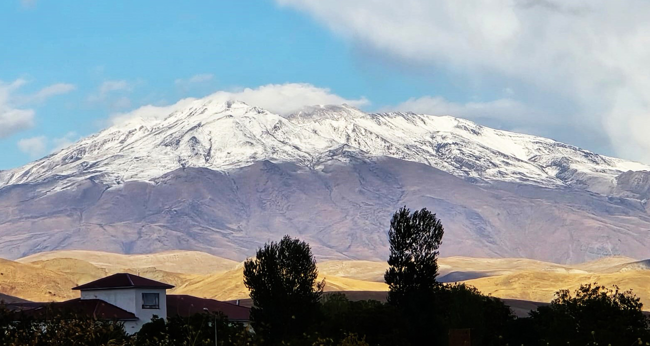 Süphan Dağı Mevsimin İlk Karını Giydi