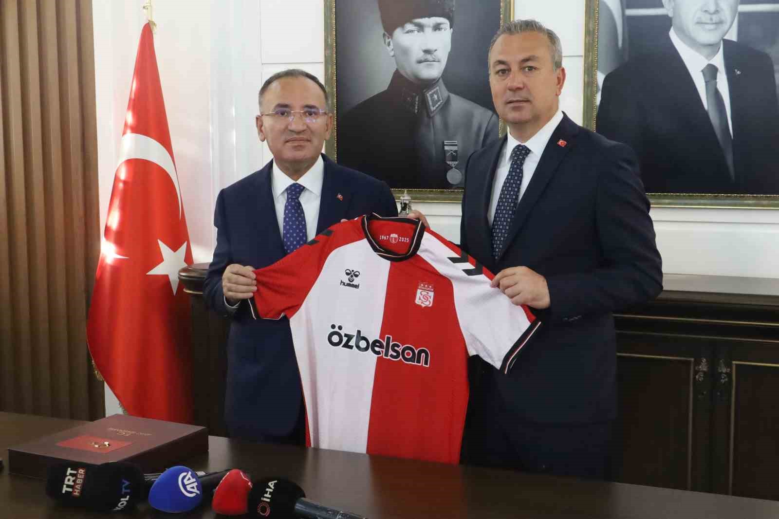 TBMM Başkanvekili Bozdağ’a Sivas’tan Özel Hediye: Sivasspor Forması