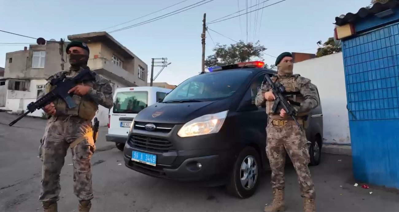 Tekirdağ Çorlu’da Büyük Çaplı Asayiş Operasyonu: 26 Aranan Şahıs Yakalandı, Uyuşturucu ve Silahlar Ele Geçirildi