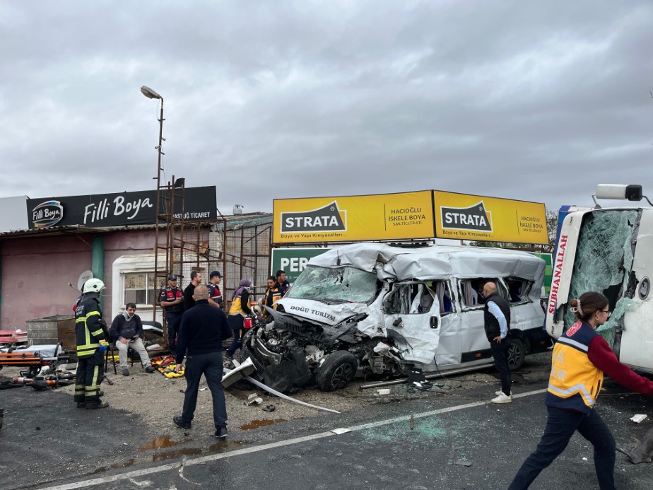 Tekirdağ’da Feci Trafik Kazası: 3 Ölü, 9 Yaralı