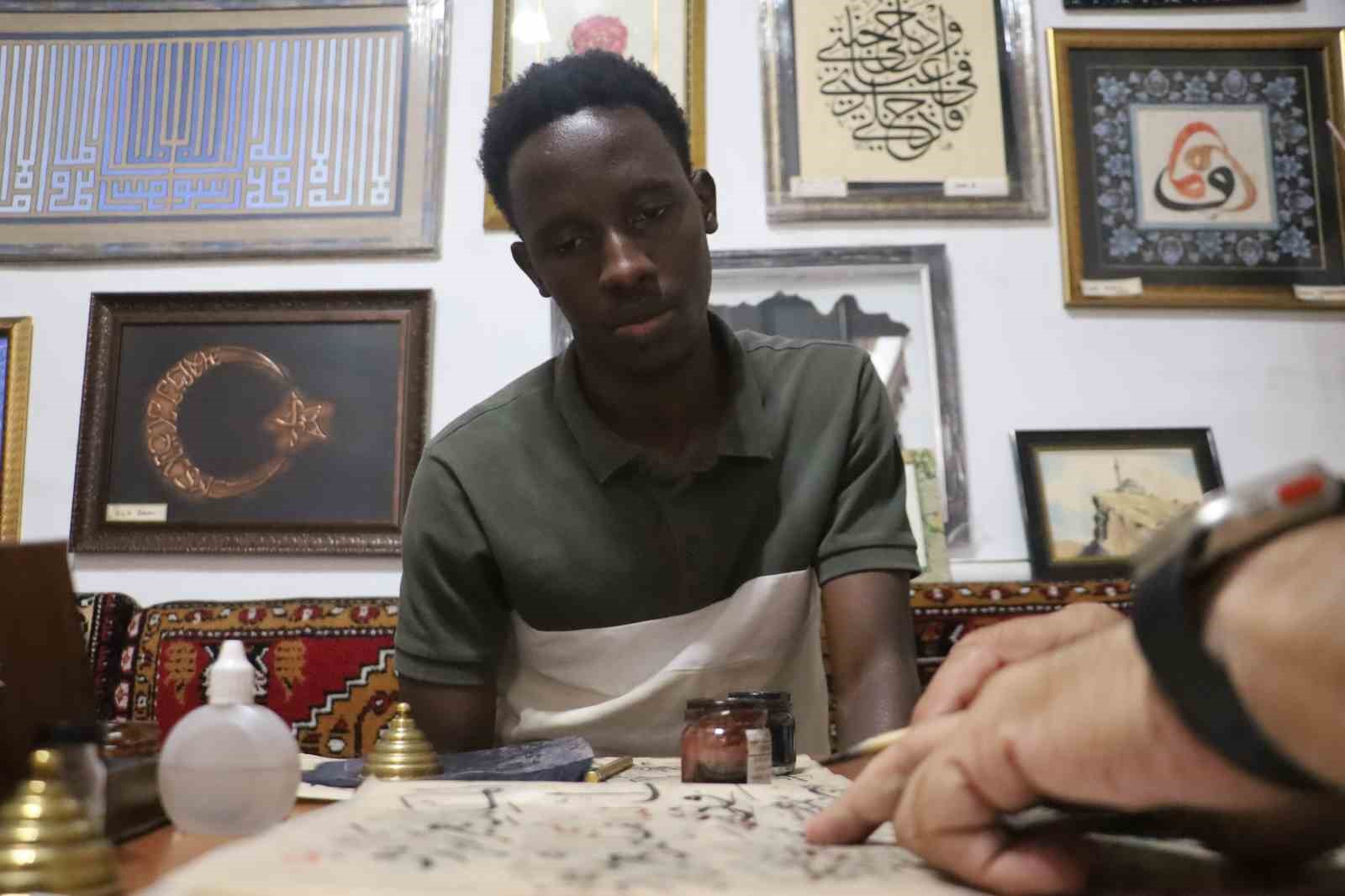 Ugandalı Öğrenci Sivas’ta Hüsn-i Hat Ustası Oldu