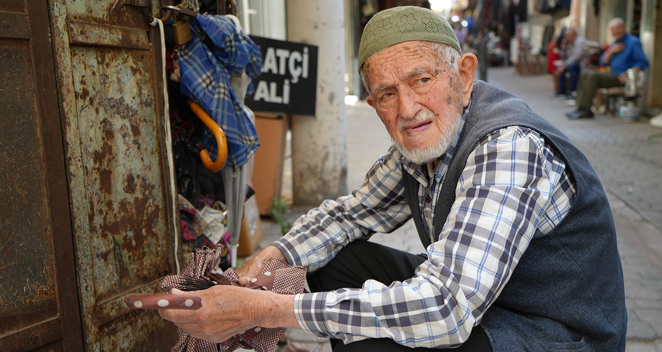 Yaşına Meydan Okuyan Usta: Dursun Yıldız, 96 Yaşında Gözlüksüz Şemsiye Tamir Ediyor