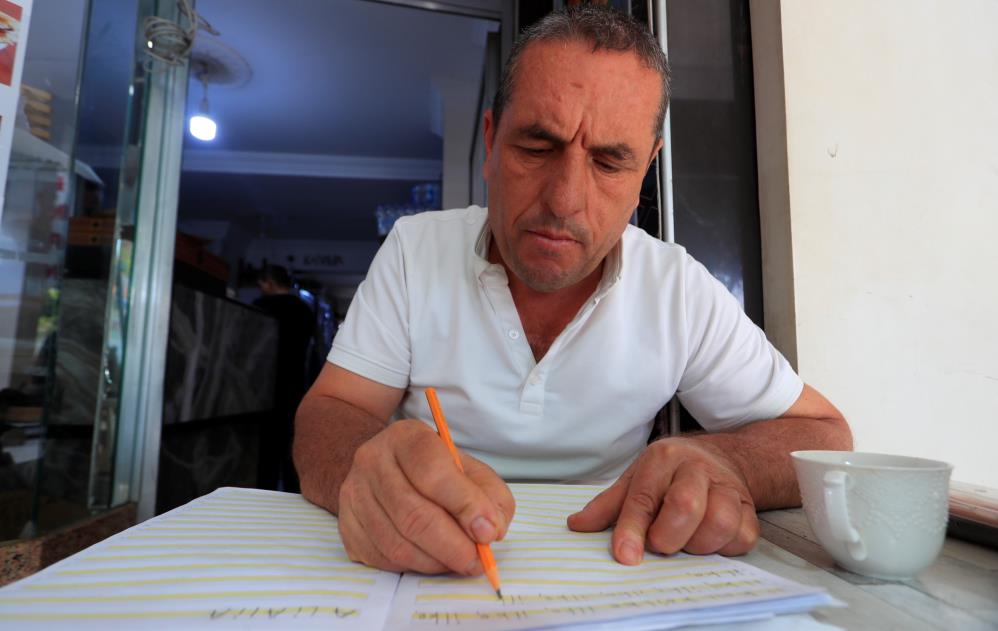 48 Yaşında Ehliyet Hayaliyle Okuma-Yazma Öğreniyor