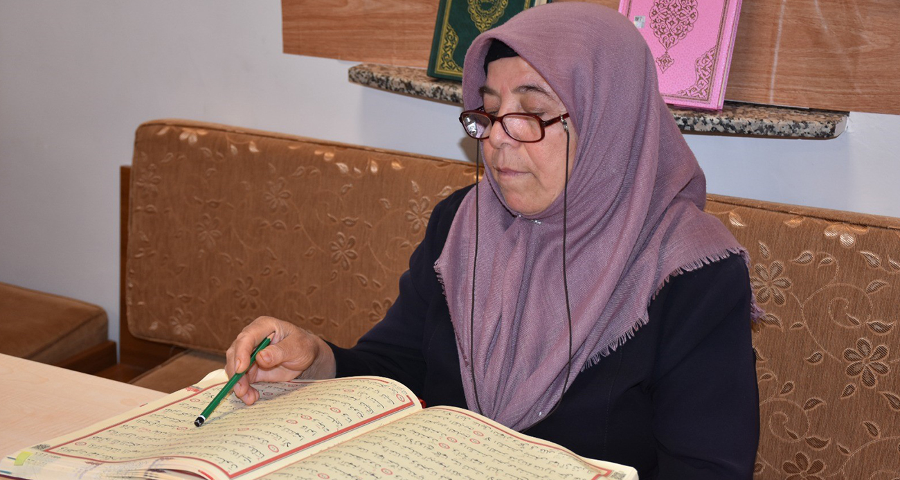 70 Yaşında Hayalinin Peşinden Giderek Kur’an-ı Kerim Okumayı Öğrendi